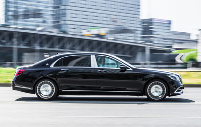 Geschäftsreisender im Fahrzeug – pünktlicher Flughafentransfer Hannover