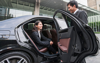 Familie steigt bei Blackline Shuttle in Hannover ein – Tür-zu-Tür-Service